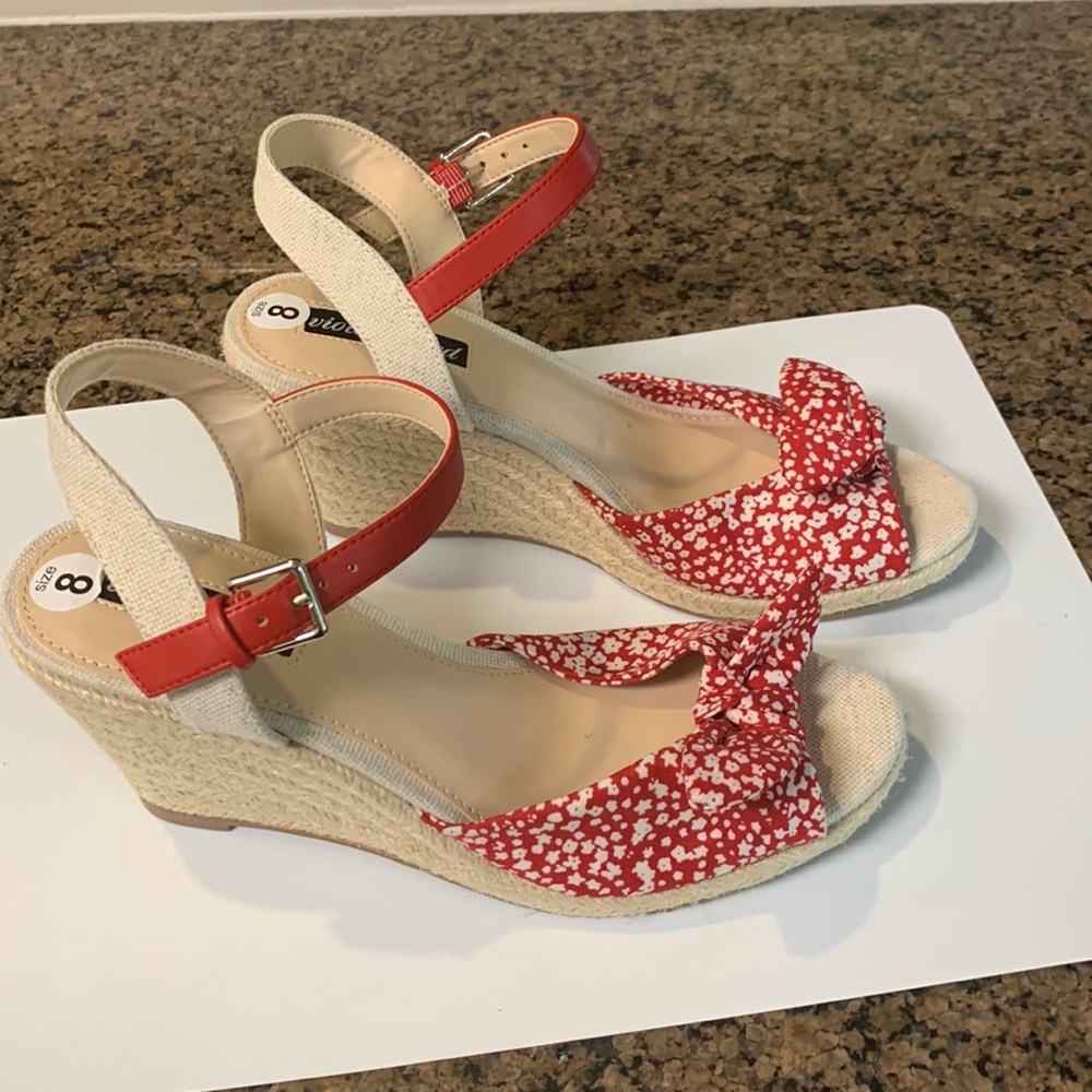 Violet & Red Woman’s 8M Red Floral Espadrilles Ankle Straps NWOT